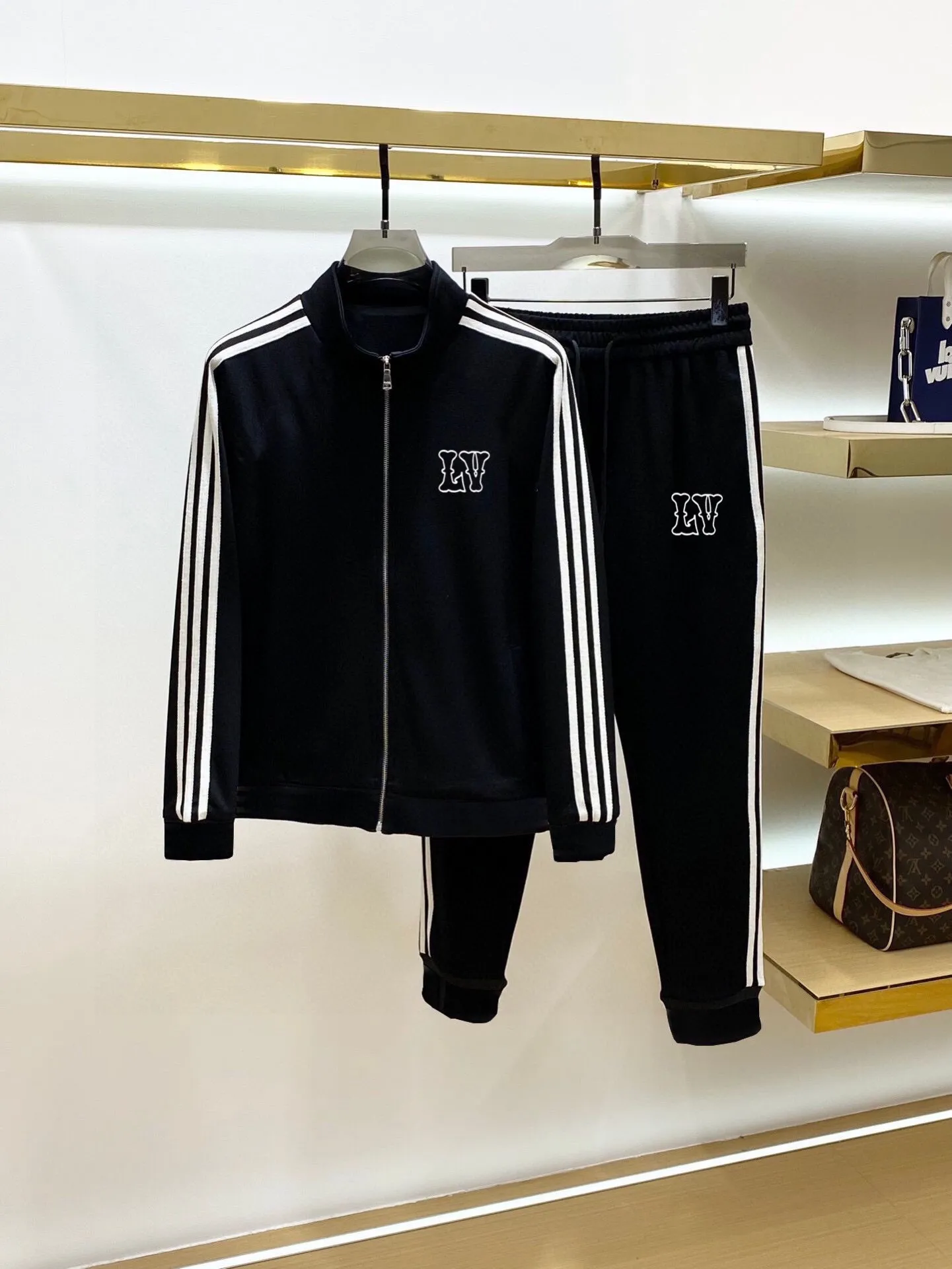 🅿️580 [LV Louis Vuitton] hot-selling suit is coming. Focus on the original version of the official website. 2025 new hot-selling cardigan and sweatshirt suit. The original order is the best. 🇭🇰The meticulous work of top designers for a fitting and perfect upper body effect. All-natural high-quality Tencel Roman cotton 100%, close-fitting comfort, noble and elegant! Original hardware embodies elegance and nobility! Counter size: M-3XL (maximum wear up to 190 pounds)